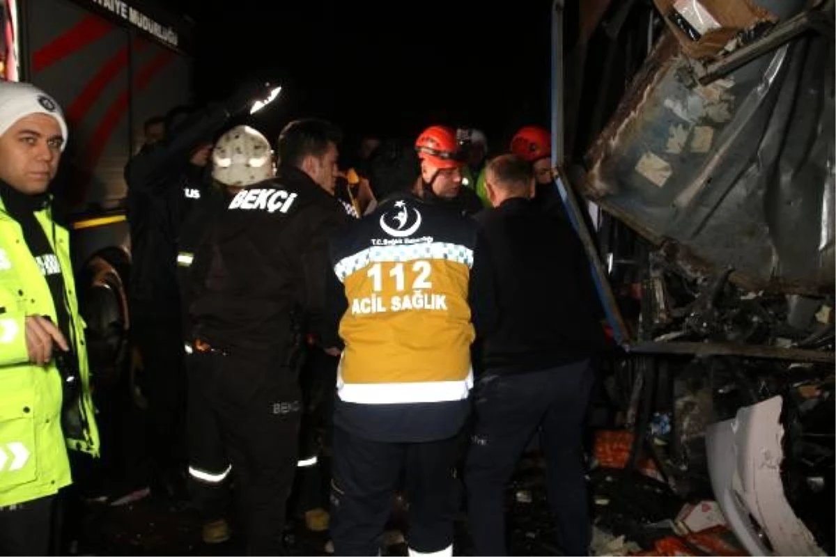 Düzce\'de otobüs, otoyolda hatalı dönüş yapan TIR\'a çarptı: 2 ölü, 35 yaralı