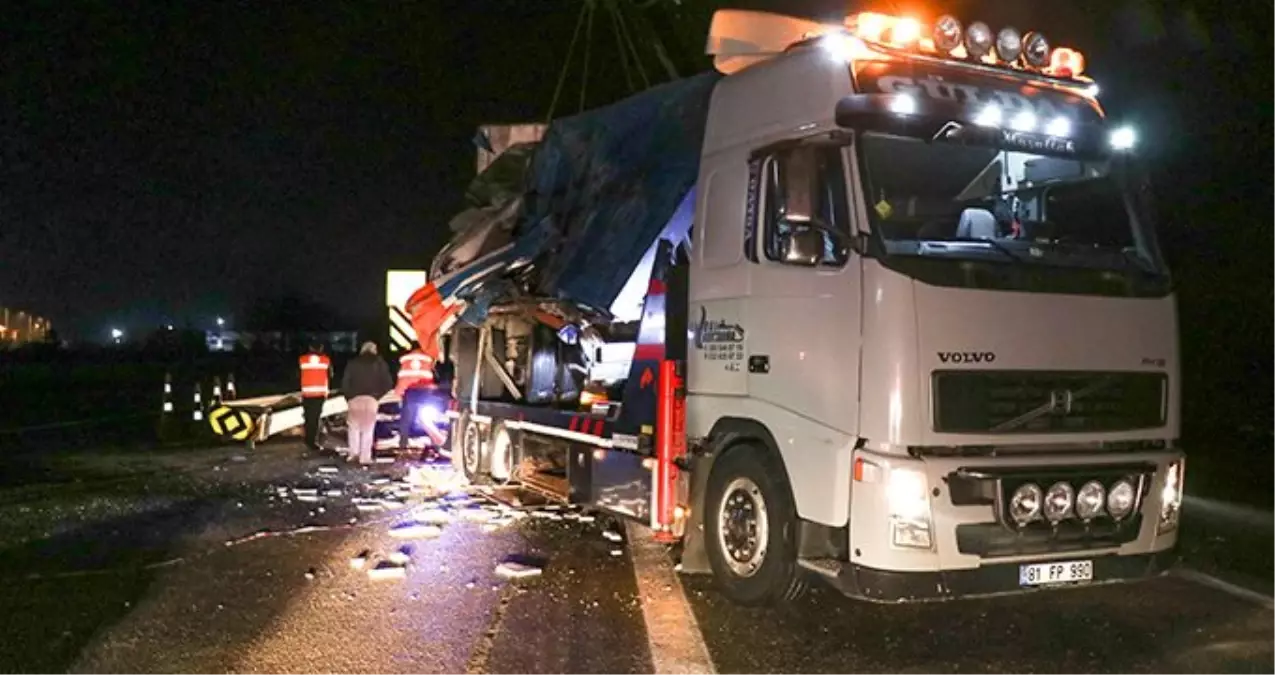 Düzce\'de tır şoförünün hatası felakete yol açtı: 2 ölü, 23 yaralı