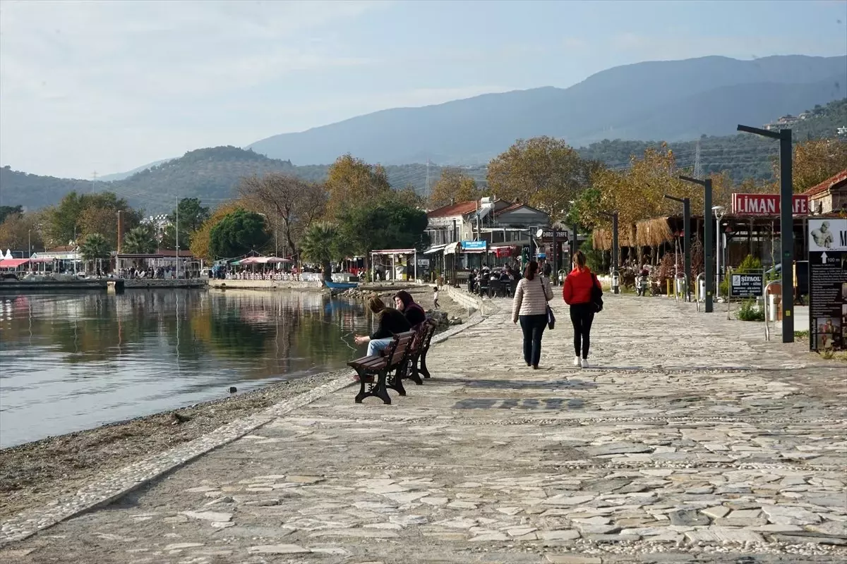 Edremit Körfezi\'nde vatandaşlar bahar havasının tadını çıkardı