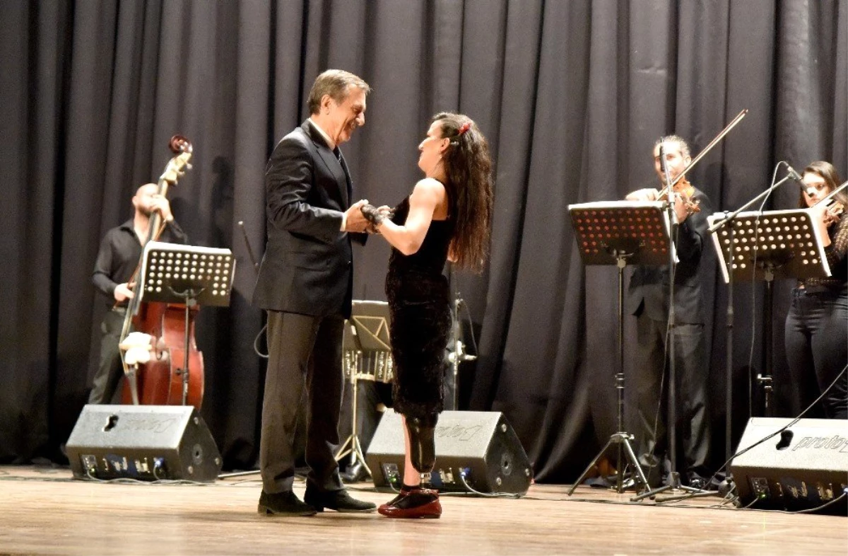Festivalin açılış dansı Başkan Ataç ve Derya\'dan