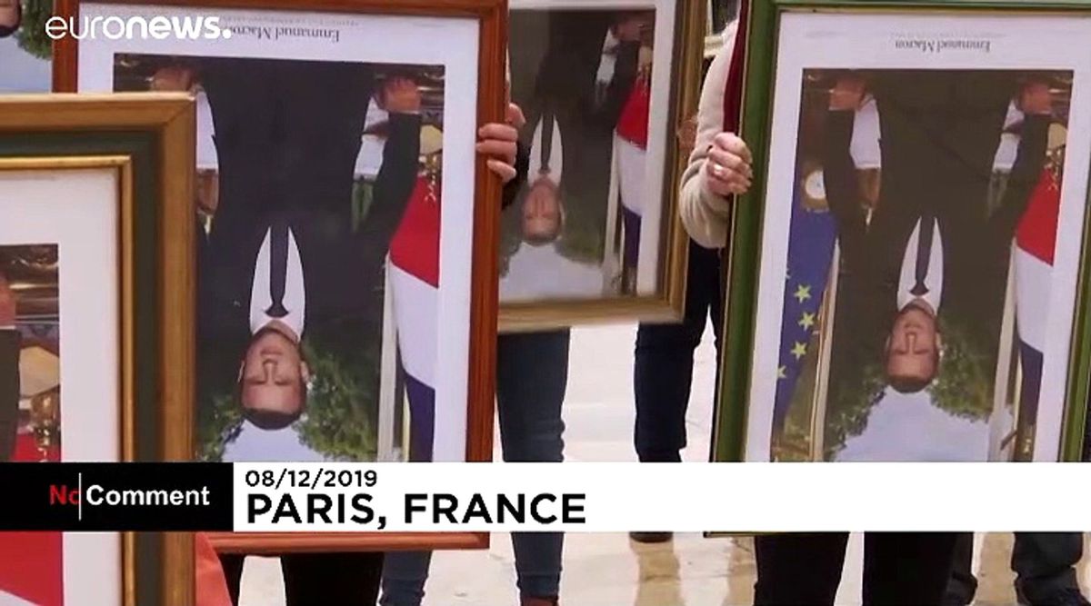 Fransa\'da çevreciler belediye binalarından çaldıkları Macron\'un portre fotoğraflarıyla gösteri yaptı