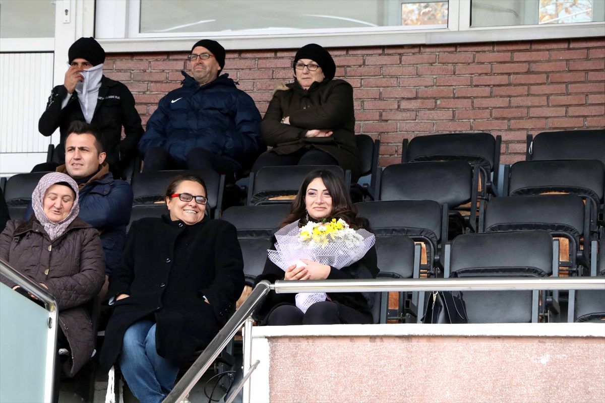 Futbolcudan sahada sürpriz evlilik teklifi