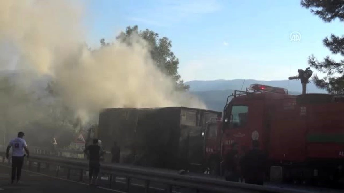 Gıda malzemesi yüklü tırda çıkan yangın söndürüldü