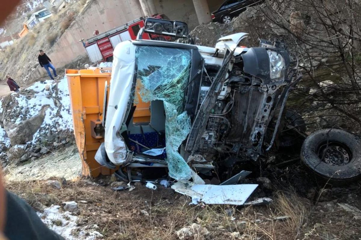 Hafriyat kamyonu köprüden düştü: 1 ölü
