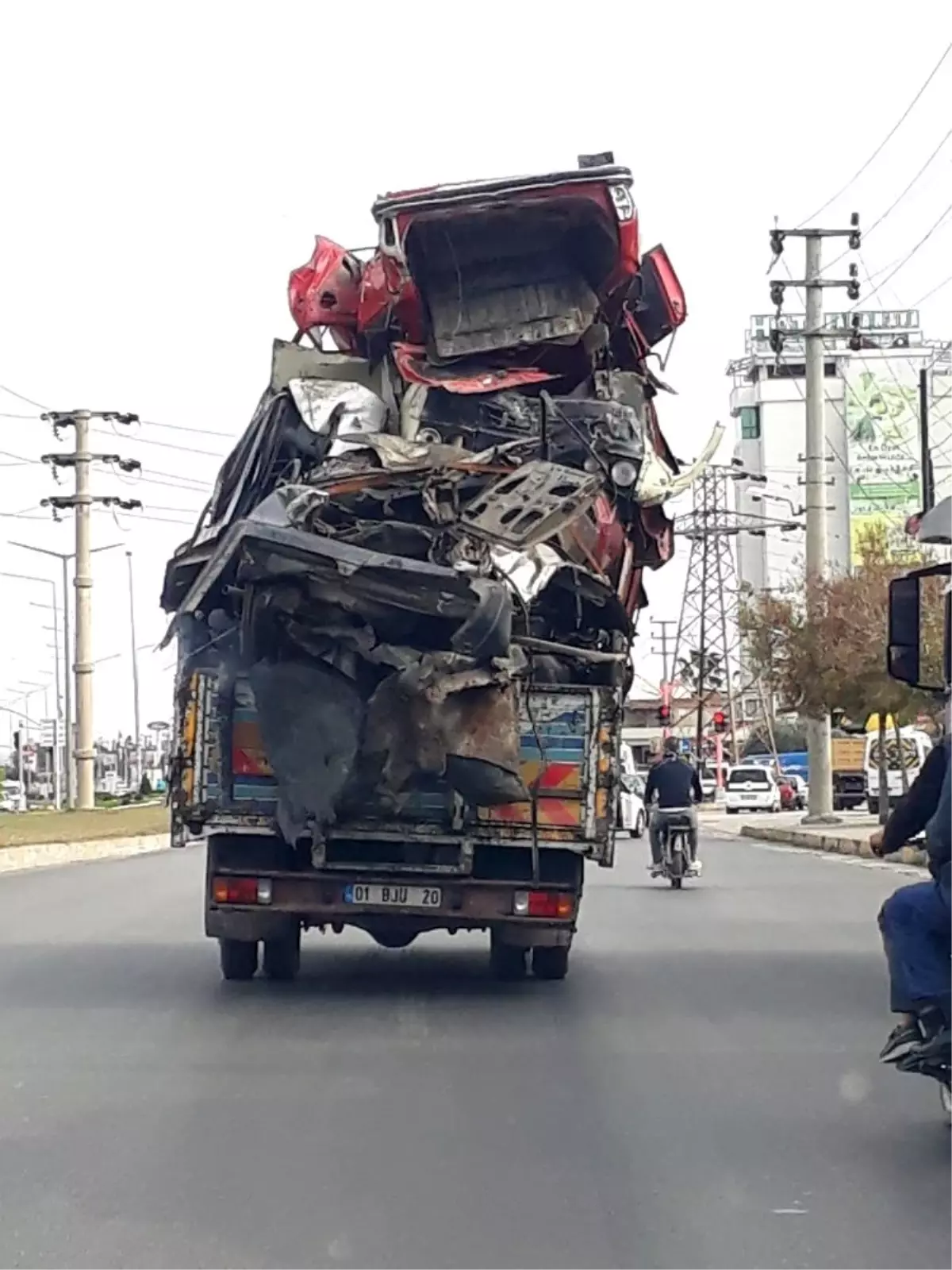 Hurda araç taşıyan kamyon trafikte tehlike saçtı