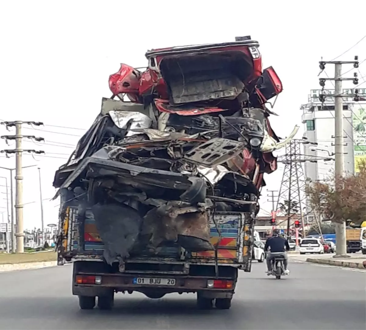 Hurda araç taşıyan kamyon trafikte tehlike saçtı