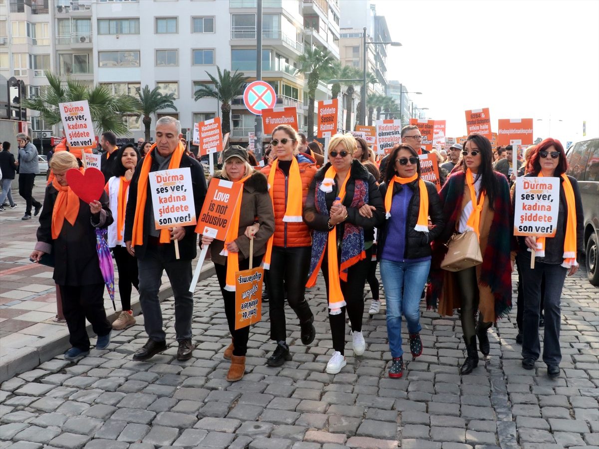 İzmir\'de kadına şiddete karşı "Turuncu Yürüyüş" düzenlendi