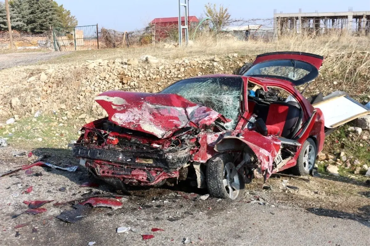 Otomobiller kafa kafaya çarpıştı: 1\'i ağır 3 yaralı