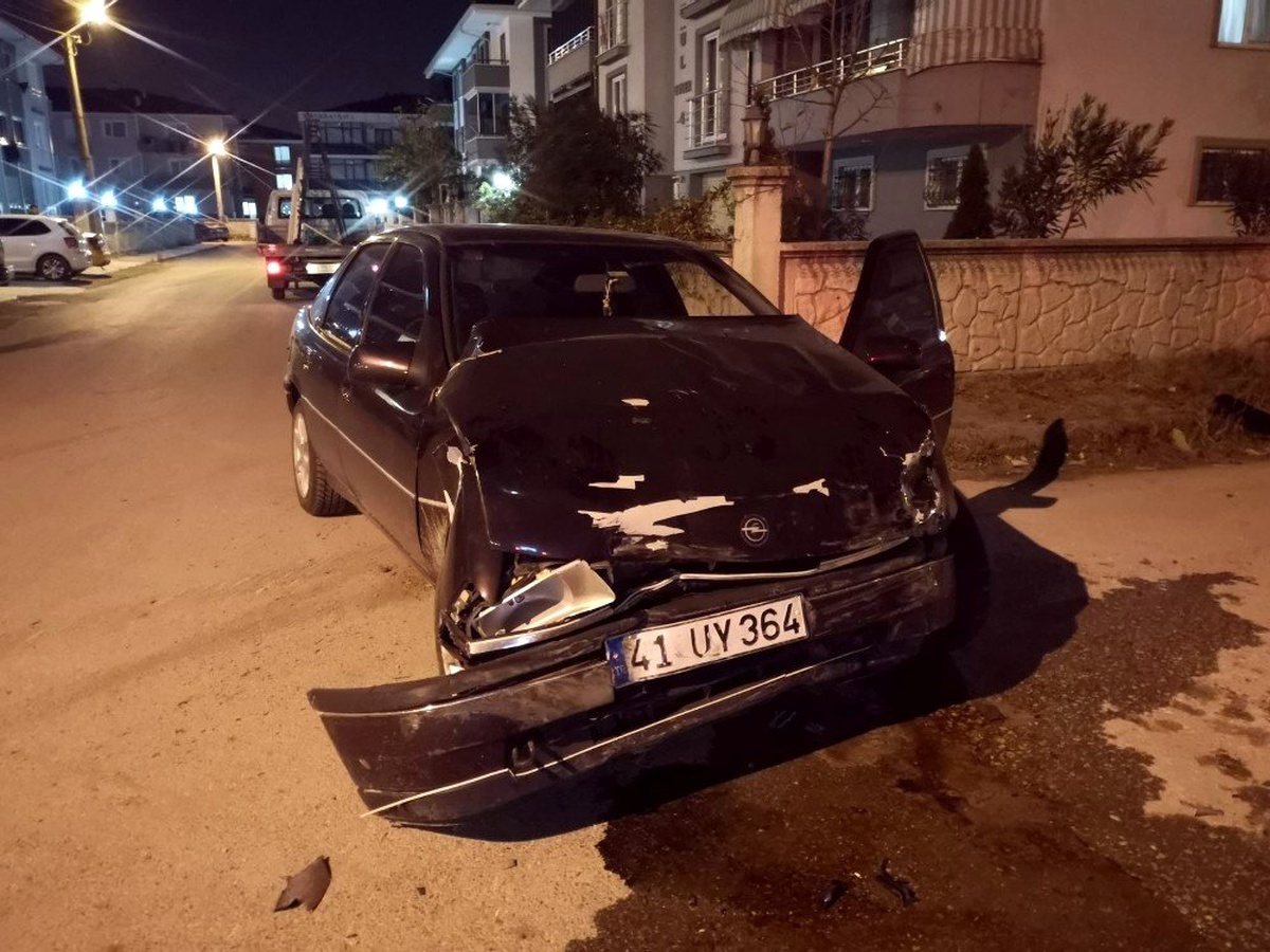 Sakarya\'da trafik kazası: 1\'i çocuk 3 yaralı