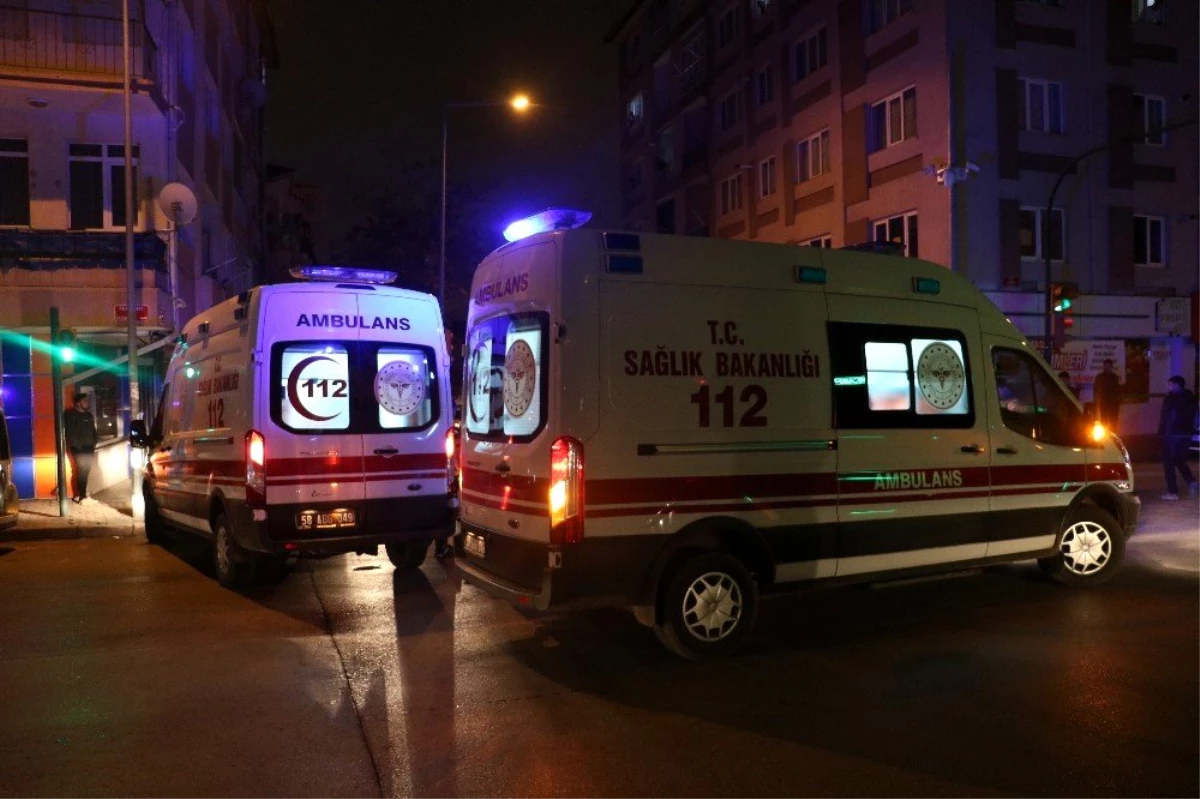 Sivas\'ta 4 kişinin yaralandığı kaza güvenlik kamerasına yansıdı