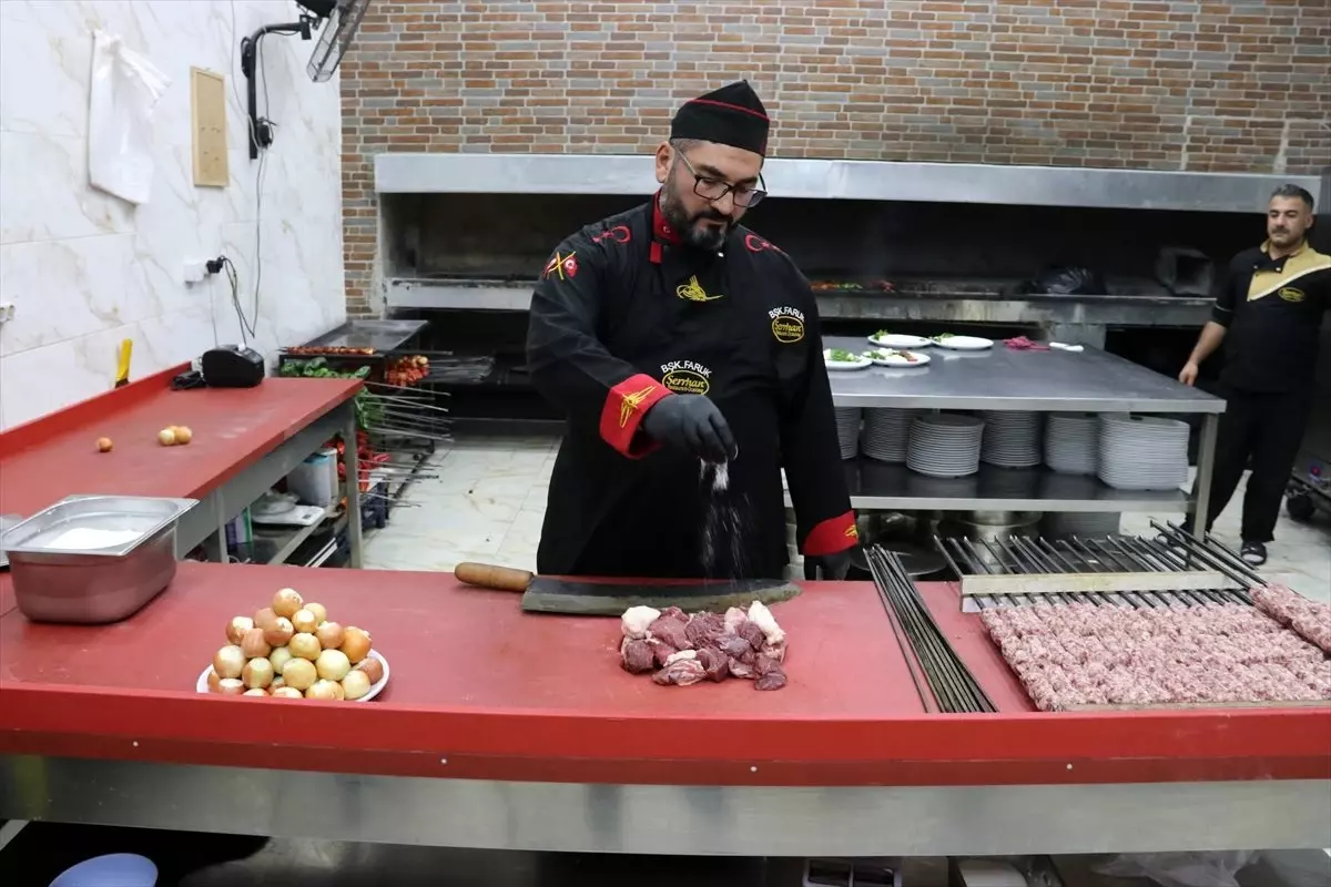 Tescilli "Urfa soğan kebabı" damak çatlatıyor