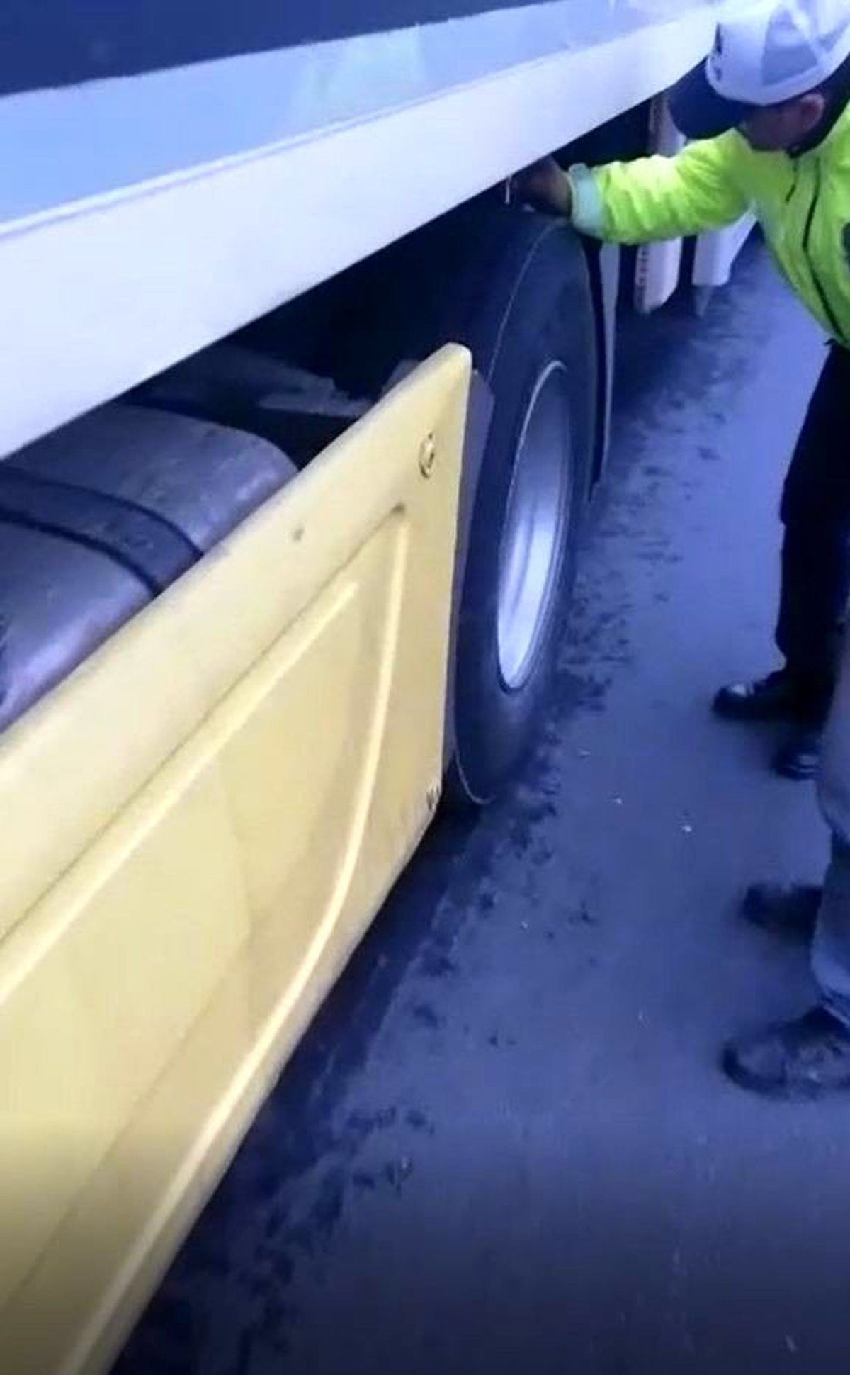 Trafik polislerinden kış lastiği uygulaması