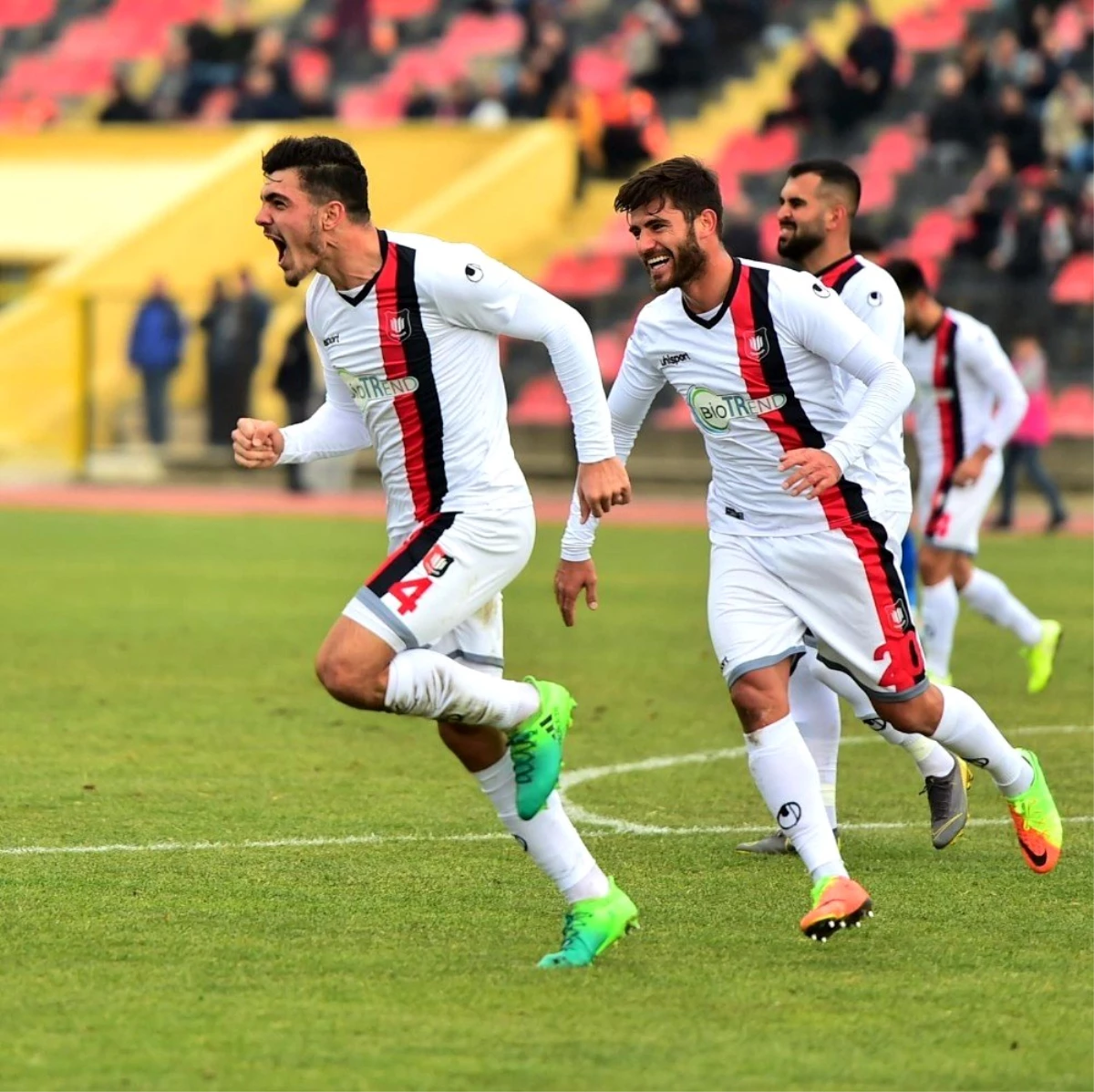 Uşakspor, Karabükpor\'u 3-0 mağlup etti