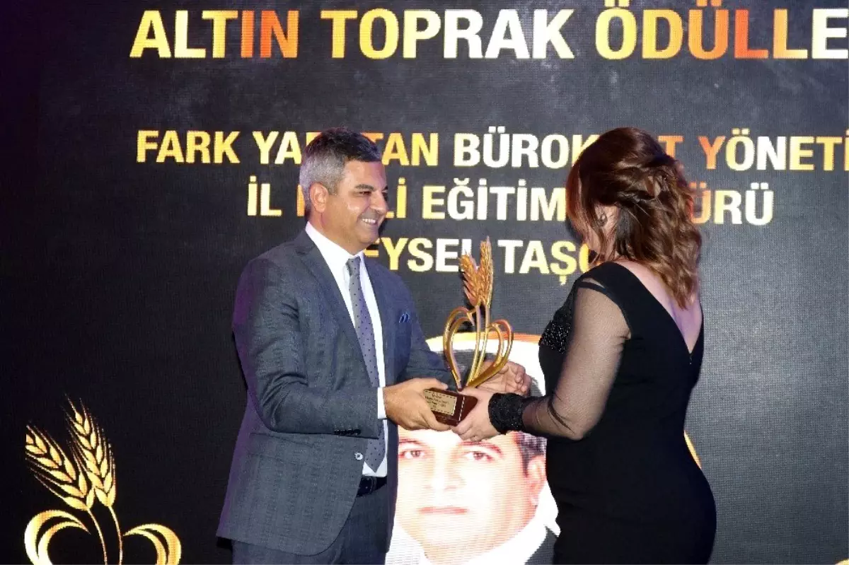 Yılın en iyi fark oluşturan bürokratı ve yöneticisi ödülü Doç. Dr. Feysel Taşçıer\'e verildi