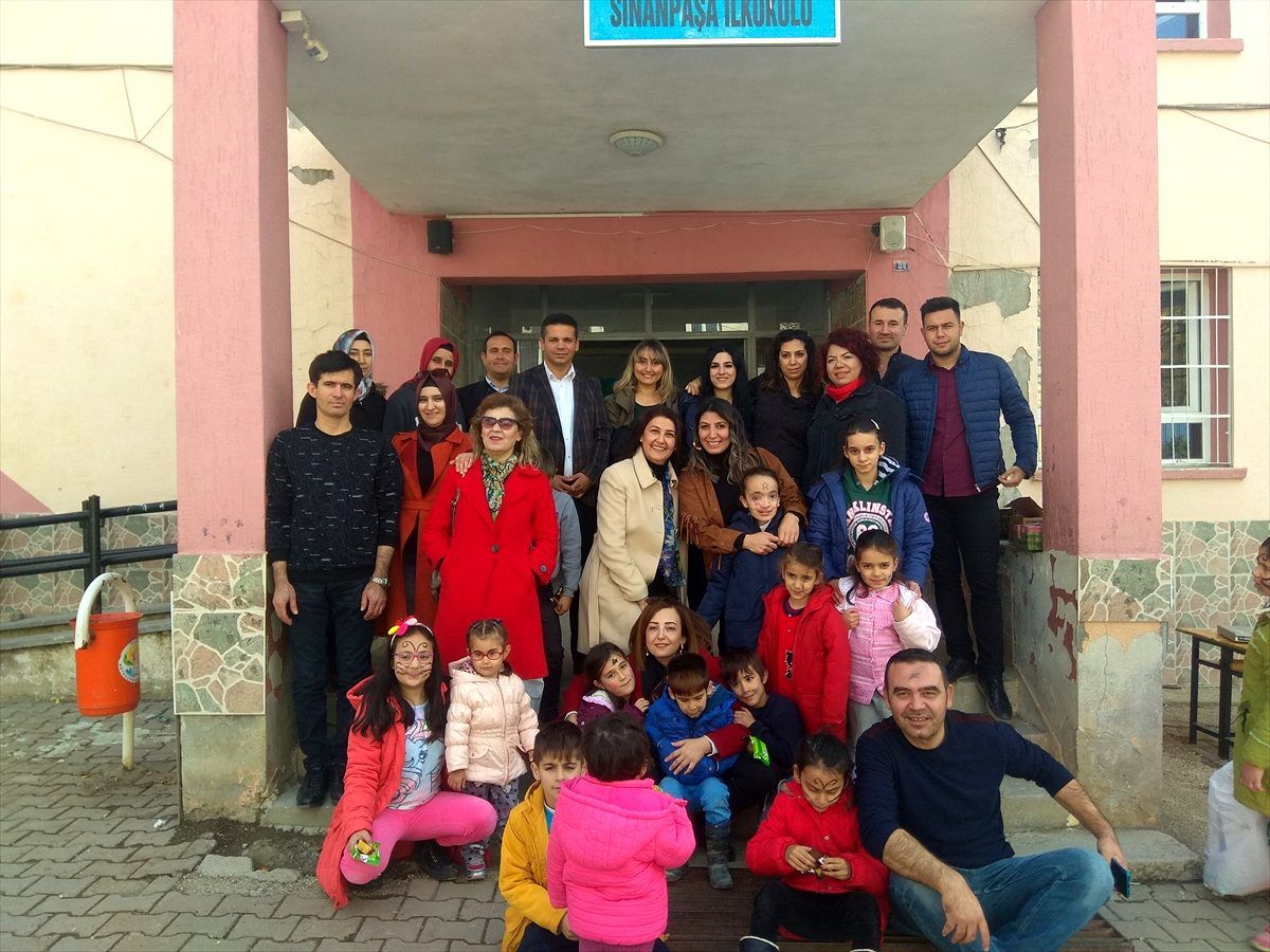 Aladağ\'da öğrencilere kıyafet yardımı yapıldı