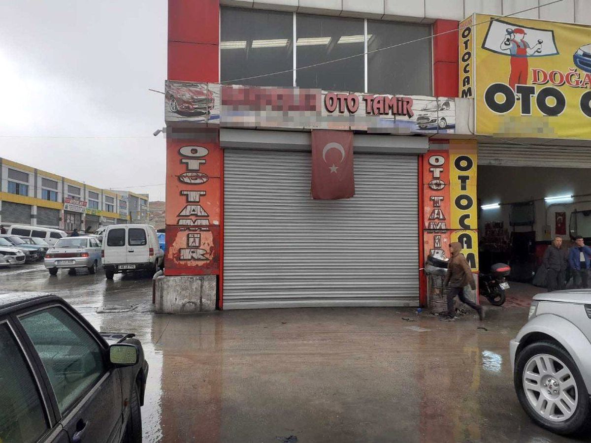 Av tüfeğiyle oynayan genç arkadaşını yaraladı