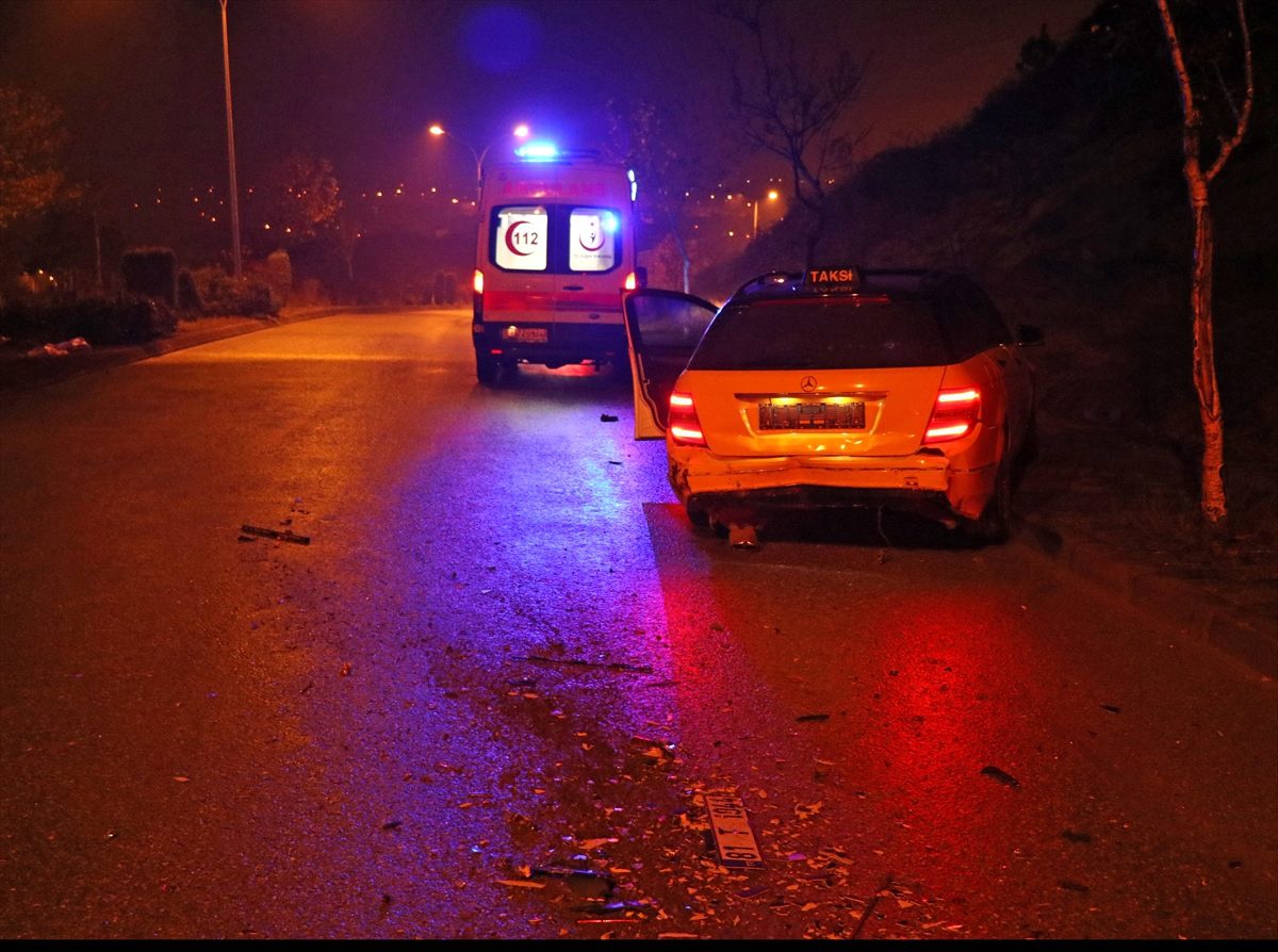 Babasının bulunduğu ambulansı takip ederken kaza yaptı