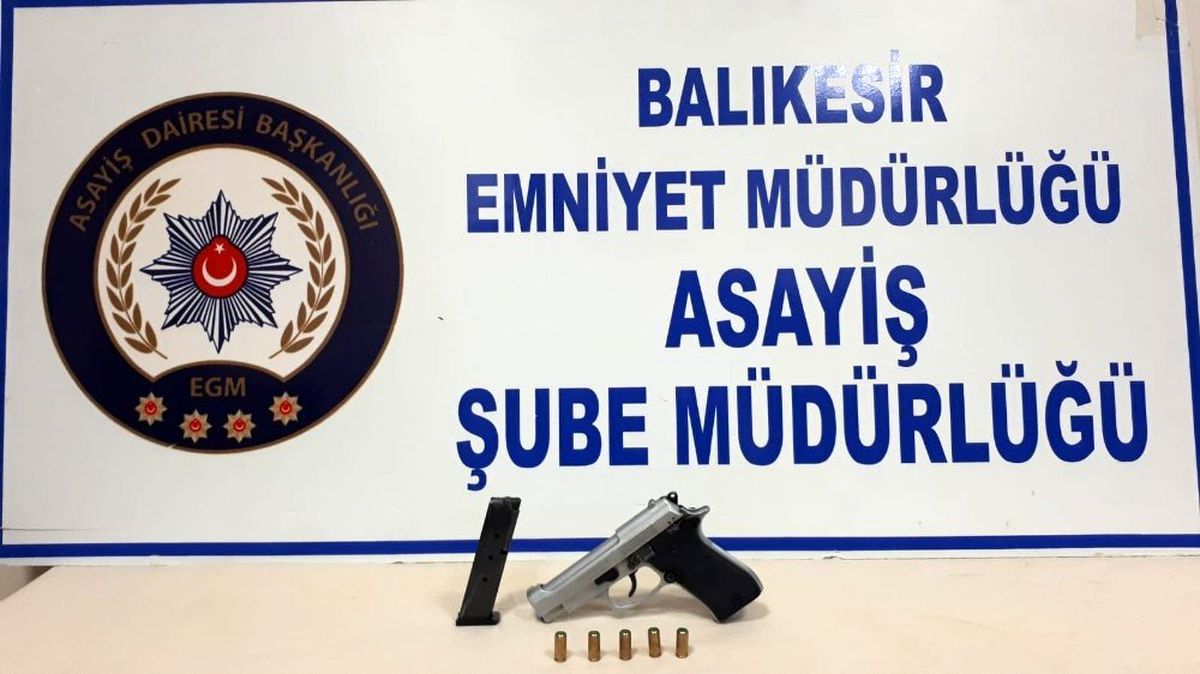 Balıkesir\'de polis 9 silah ele geçirdi