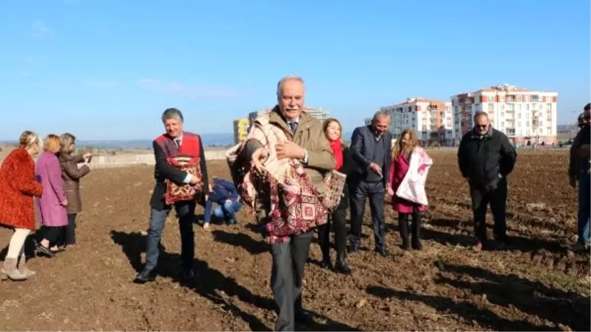 Başkan Gökhan, bin yıllık miras karakılçık buğday tohumunu toprakla buluşturdu