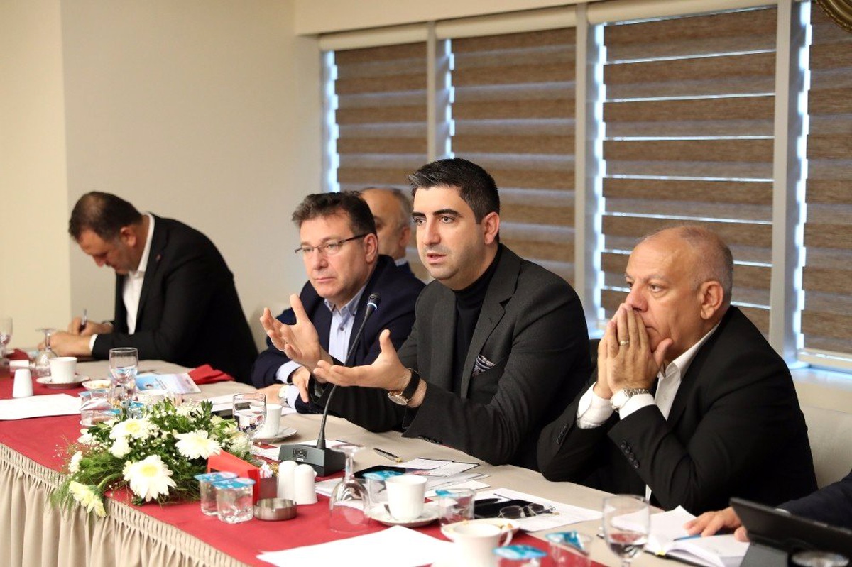 Başkan Gökhan Yüksel Kartal\'ın muhtarları ile bir araya geldi