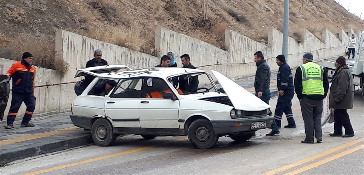 Başkentte iki otomobilin çarpıştığı kazada sürücüler yaralandı