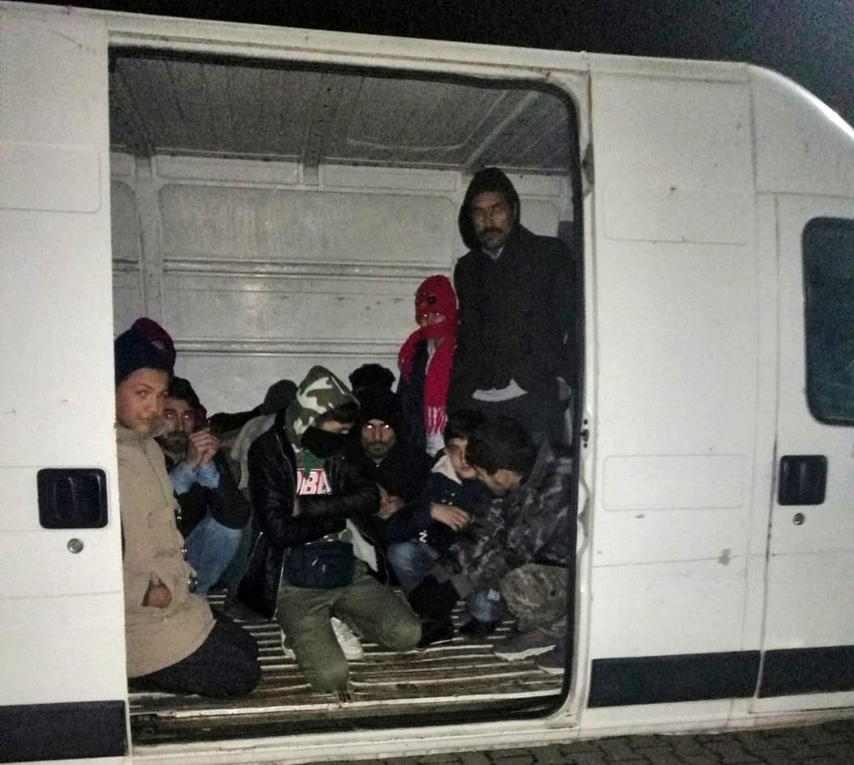 Çanakkale\'de kamyonet kasasında 49 mülteci yakalandı