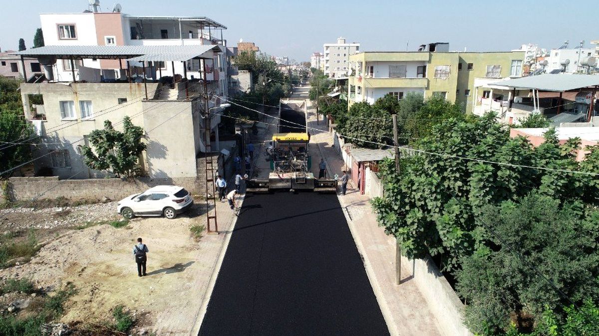 Ceyhan\'da asfalt çalışmaları devam ediyor