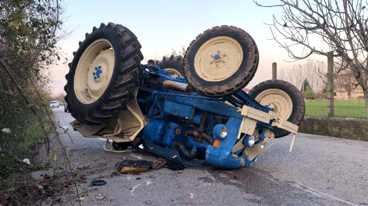 Devrilen traktörün altında kalan sürücü yaralandı