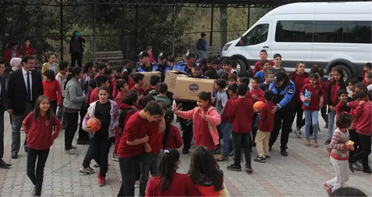 Emniyet Müdürü, köy okulu için kendisinden yardım isteyen öğretmene 500 roman gönderdi