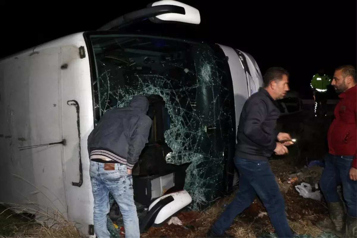 Erzincan\'da yolcu otobüsü şarampole uçtu: 20 yaralı