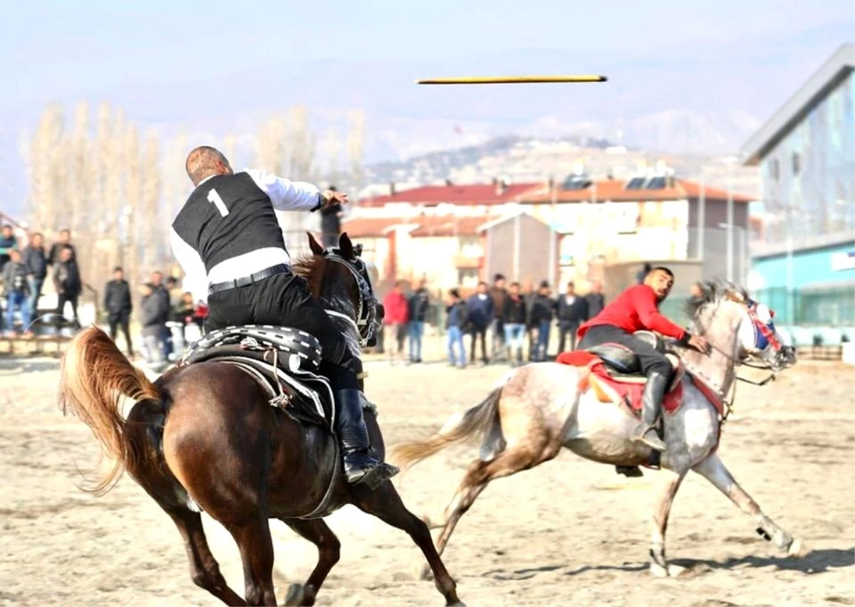 Erzincan\'daki atlı cirit dostluk müsabakası nefes kesti