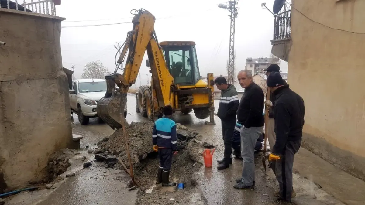 Hakkari Belediyesi kar kış demeden çalışıyor