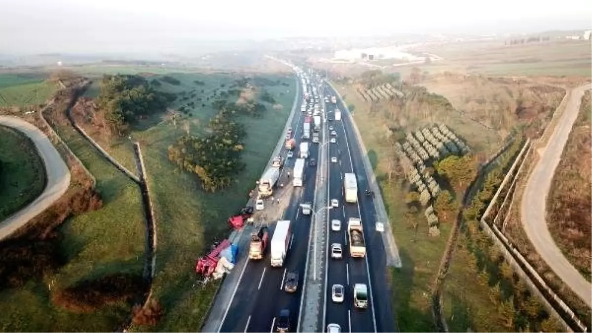 Havadan fotoğraflar//TEM\'de TIR kamyona arkadan çarptı: 1 ölü, 1 yaralı