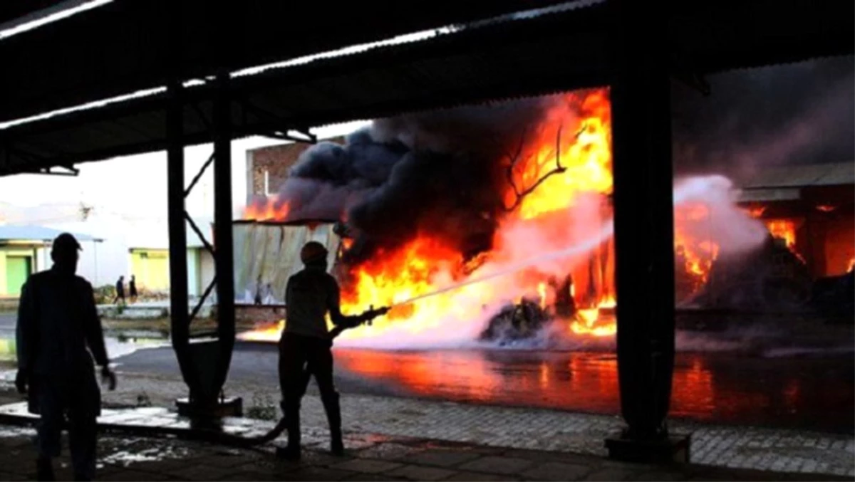 Hindistan\'da fabrikada yangın çıktı: 43 ölü, 50 yaralı