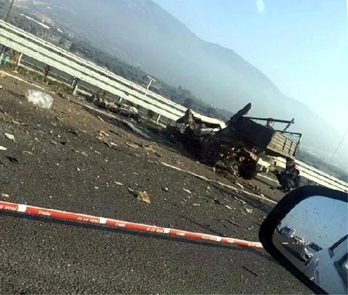 İzmir\'de kamyonet ile otomobil çarpıştı: 1 ölü, 1 yaralı