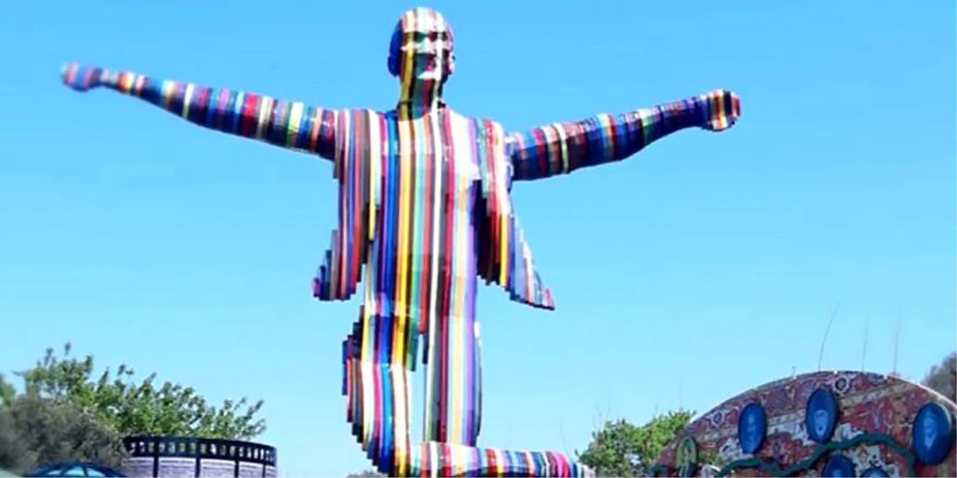 İzmir\'deki renkli Atatürk heykeli kaldırıldı