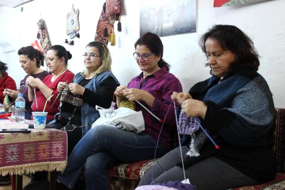 İzmir Örgü Ekibi, soğuk günlerde çocukların yüreğini ısıtıyor
