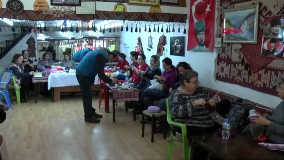 İzmir örgü ekibi, soğuk günlerde çocukların yüreğini ısıtıyor