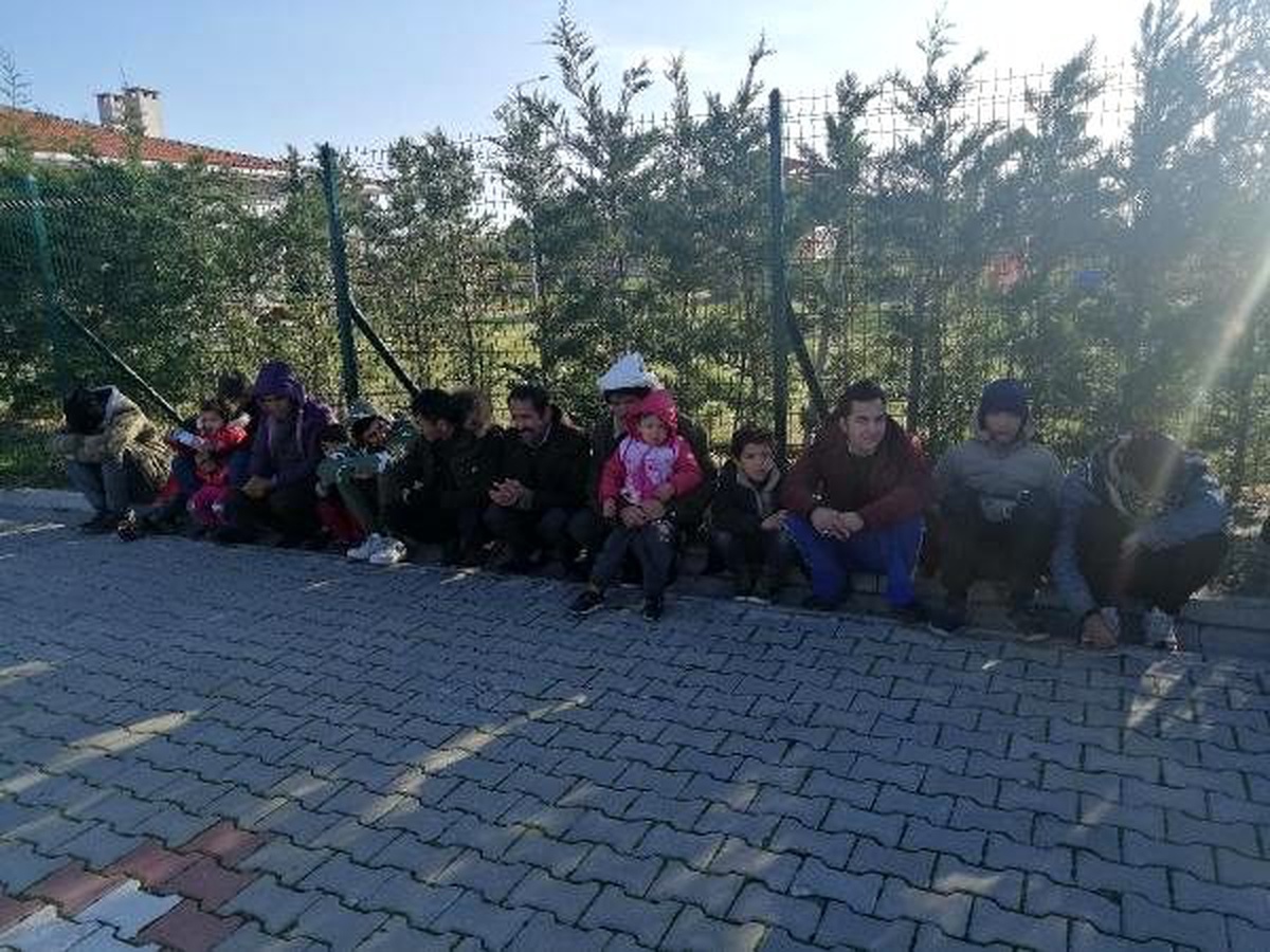 Kamyonet kasasında 49 kaçak göçmen yakalandı