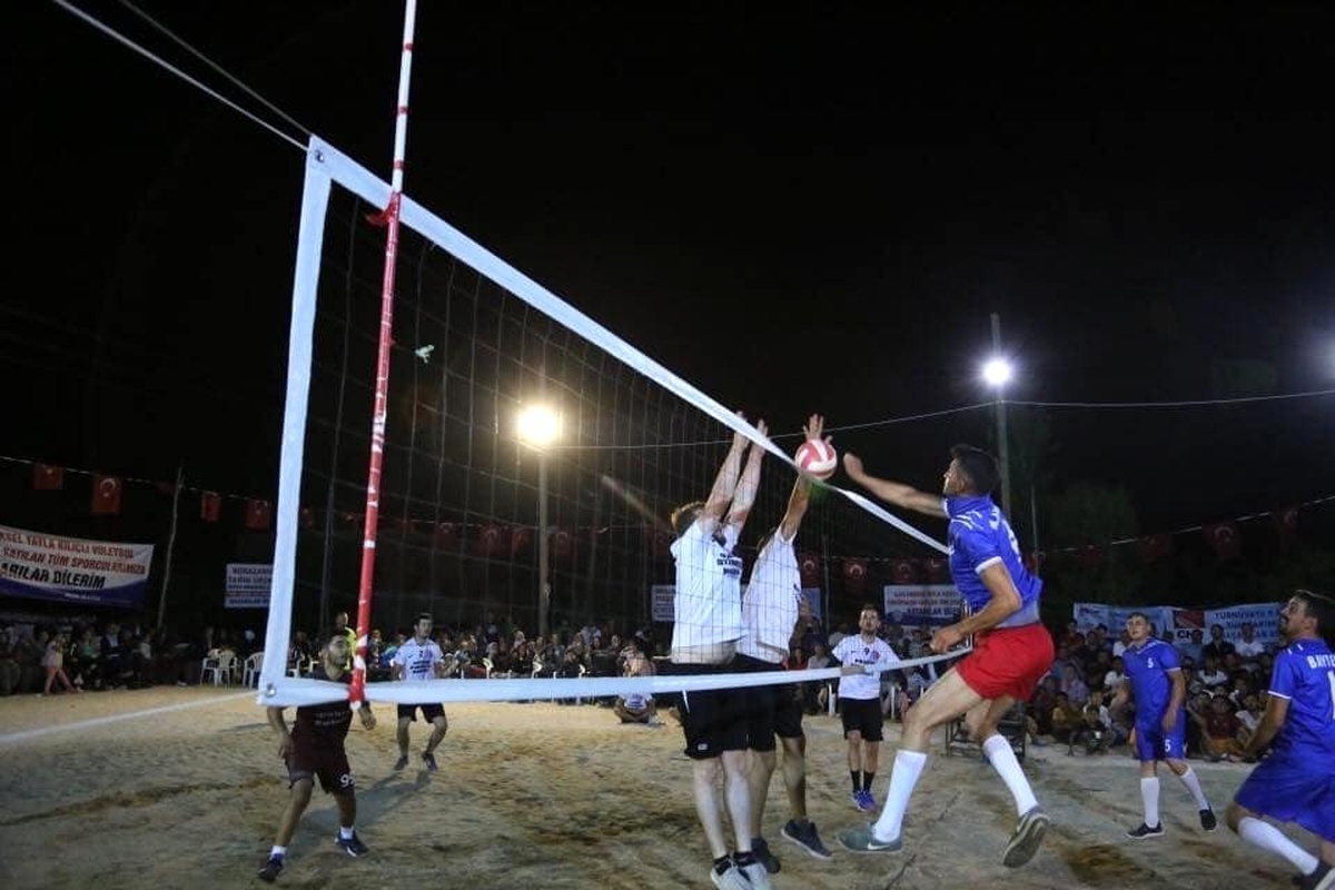 Kaş\'ta voleybol turnuvası düzenleniyor
