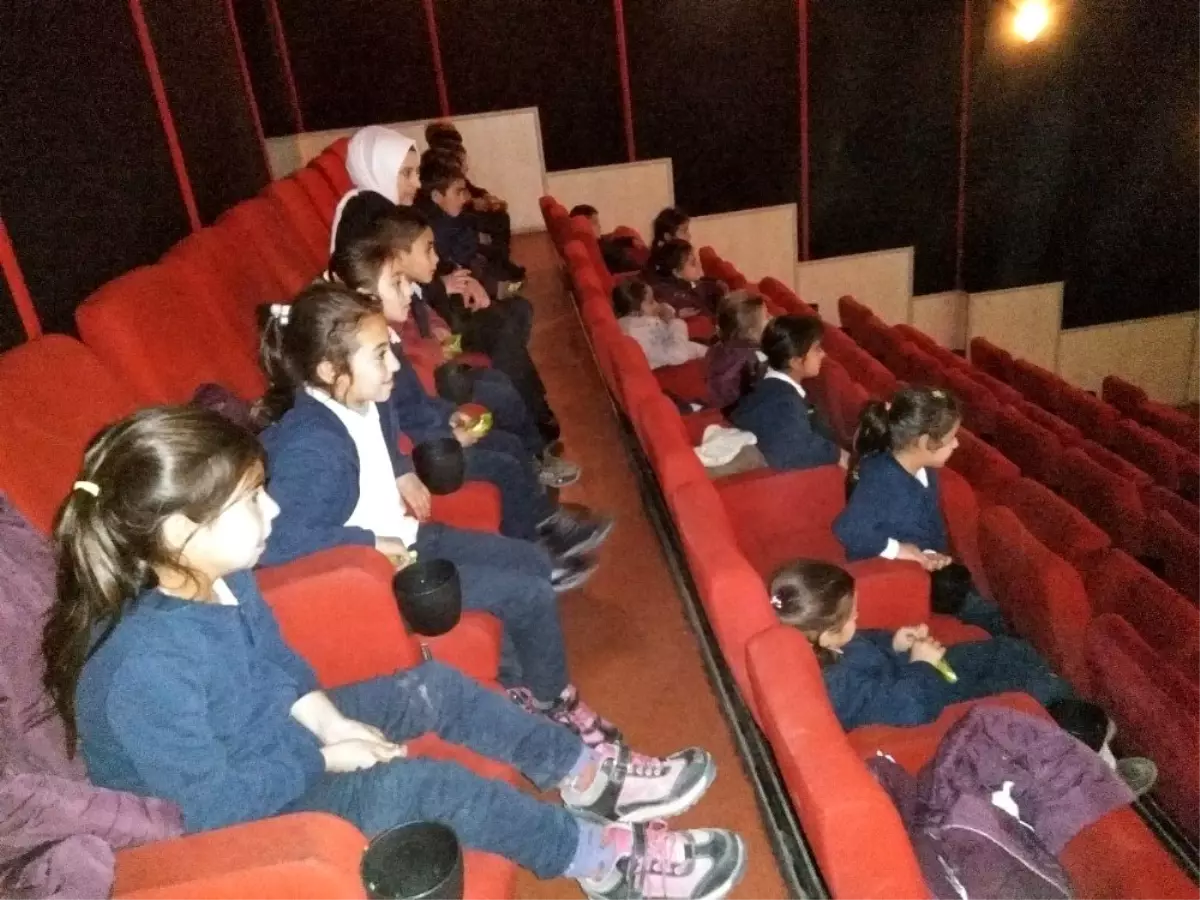 Kaymakam Erat\'tan köy öğrencilerine sinema sürprizi