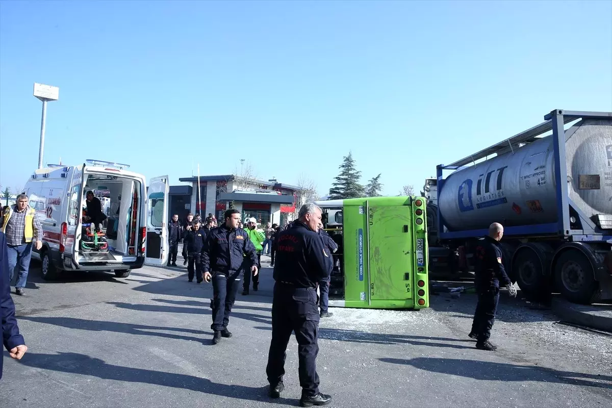 Kocaeli\'de midibüs ile tanker çarpıştı: 27 yaralı