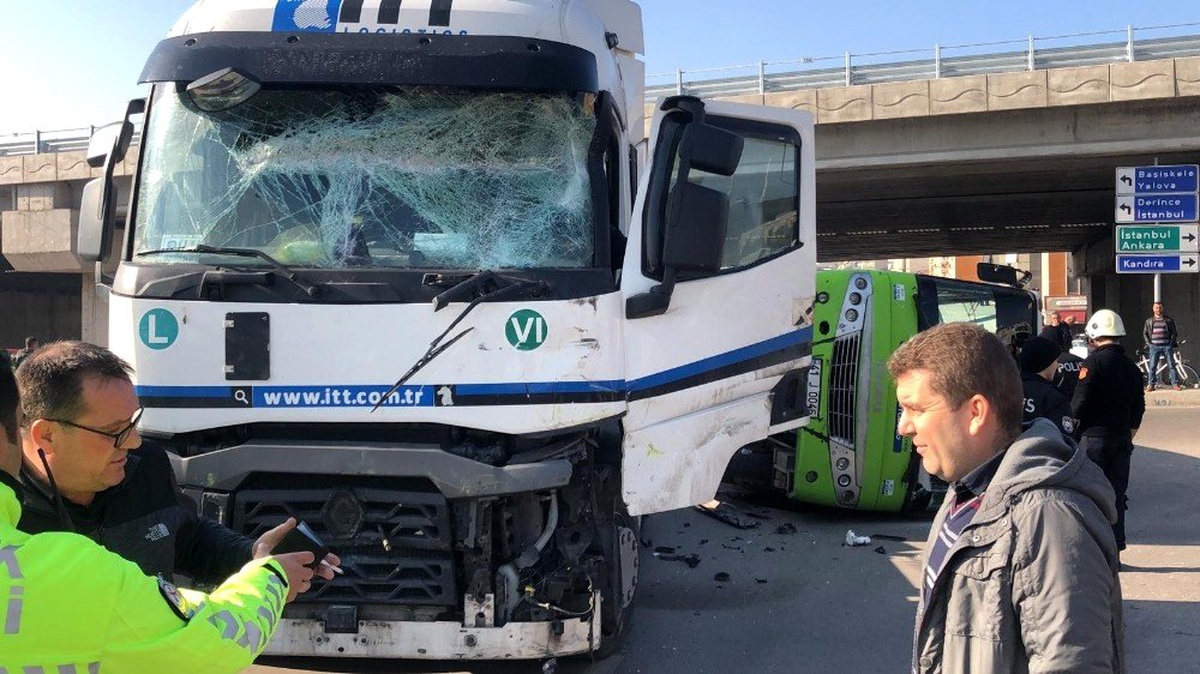 Kocaeli\'de otobüsle tanker çarpıştı: 20\'ye yakın yaralı