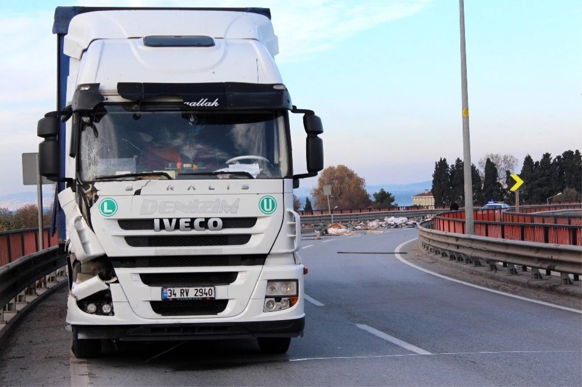 Kontrolden çıkan tır bariyerlere çarptı, tonlarca çelik plakalar yola savruldu