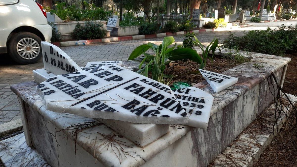 Manisa\'da mezar taşı ve çeşmeleri parçaladılar