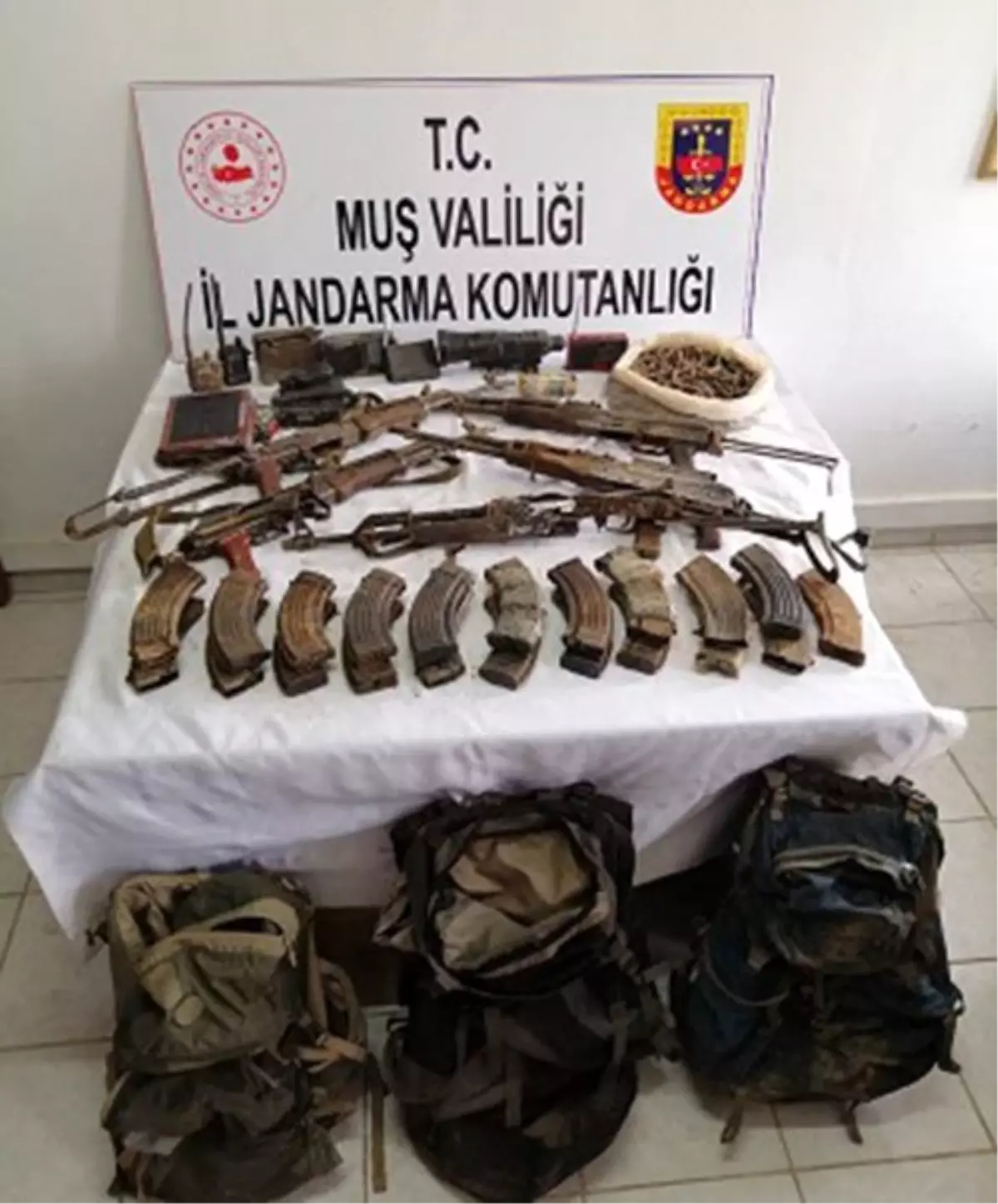 Şenyayla\'da etkisiz hale getirilen 5 teröristin silahları sergilendi