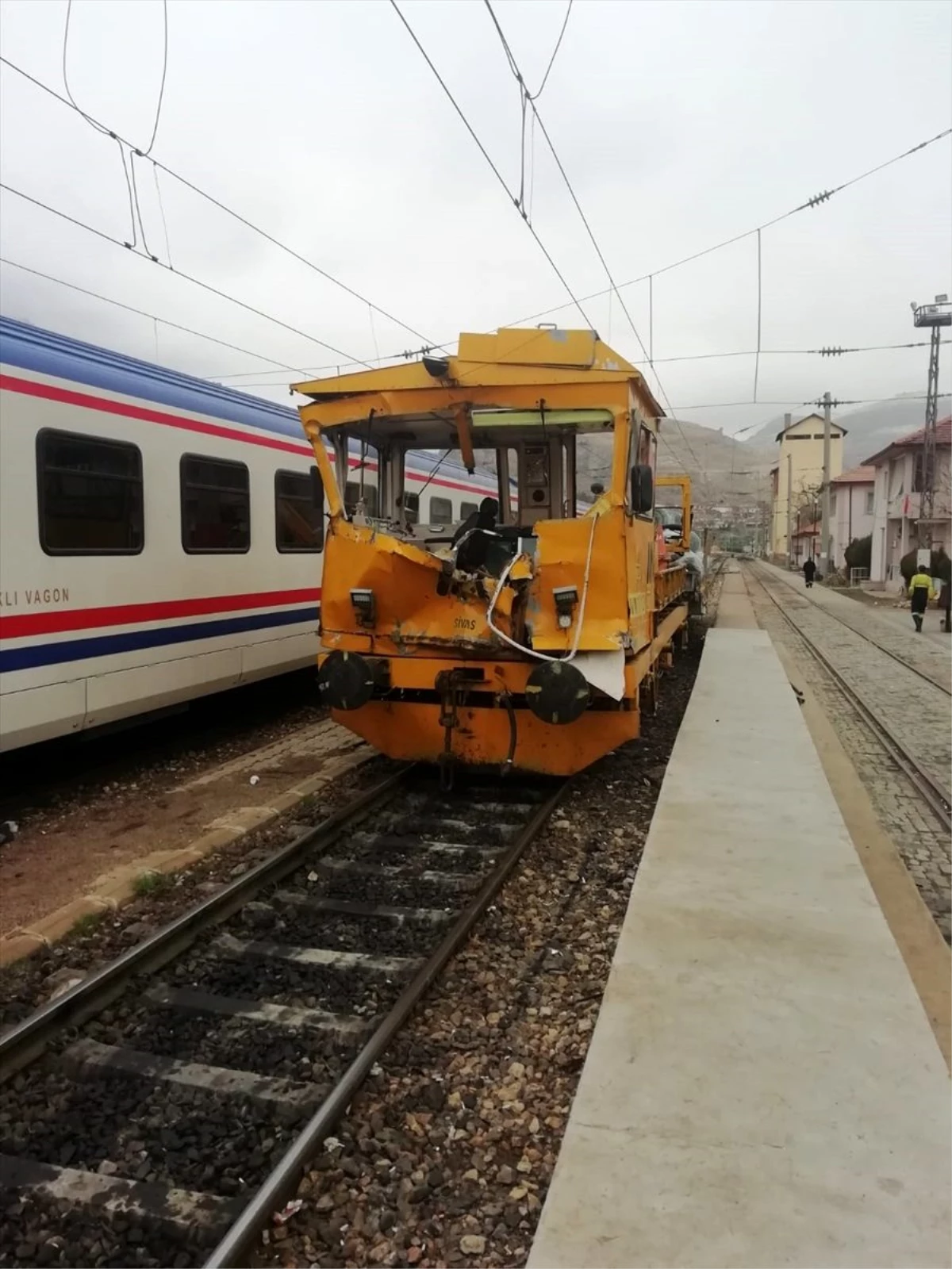 Sivas\'ta demir yolunda iş makinesiyle mobil araç çarpıştı: 1 ölü, 4 yaralı