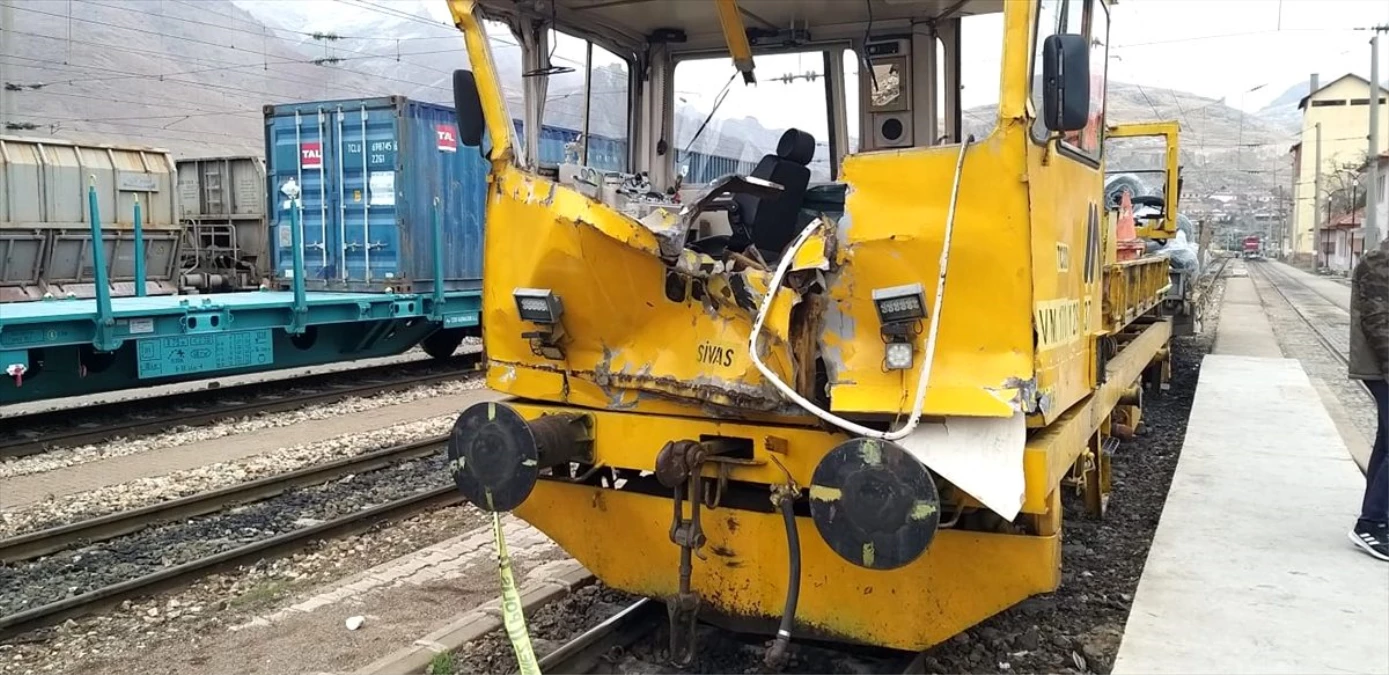 Sivas\'ta demir yolunda iş makinesiyle mobil araç çarpıştı: 1 ölü, 7 yaralı