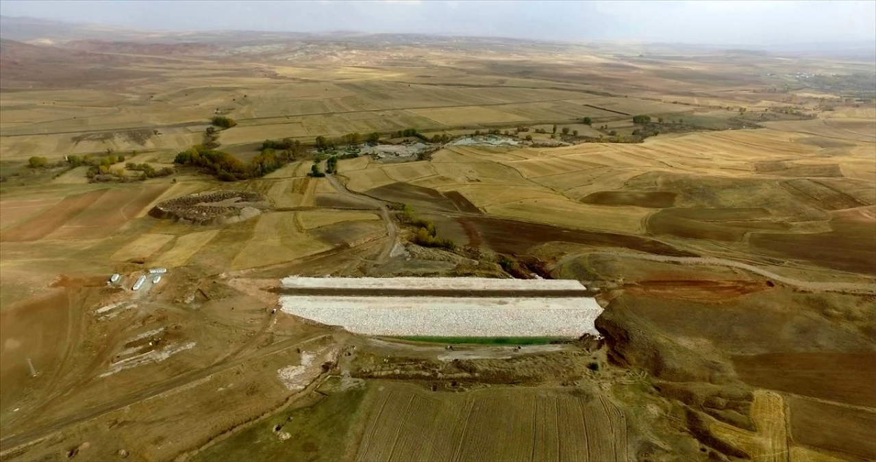 Sivas\'taki Davulbaz Göleti 5 bin 50 dekar tarım arazisine can suyu olacak