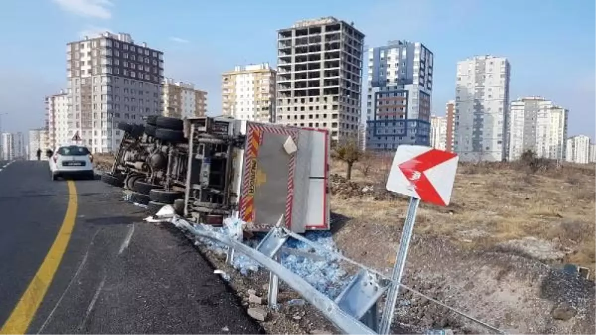 Su yüklü kamyonet devrildi: 2 yaralı